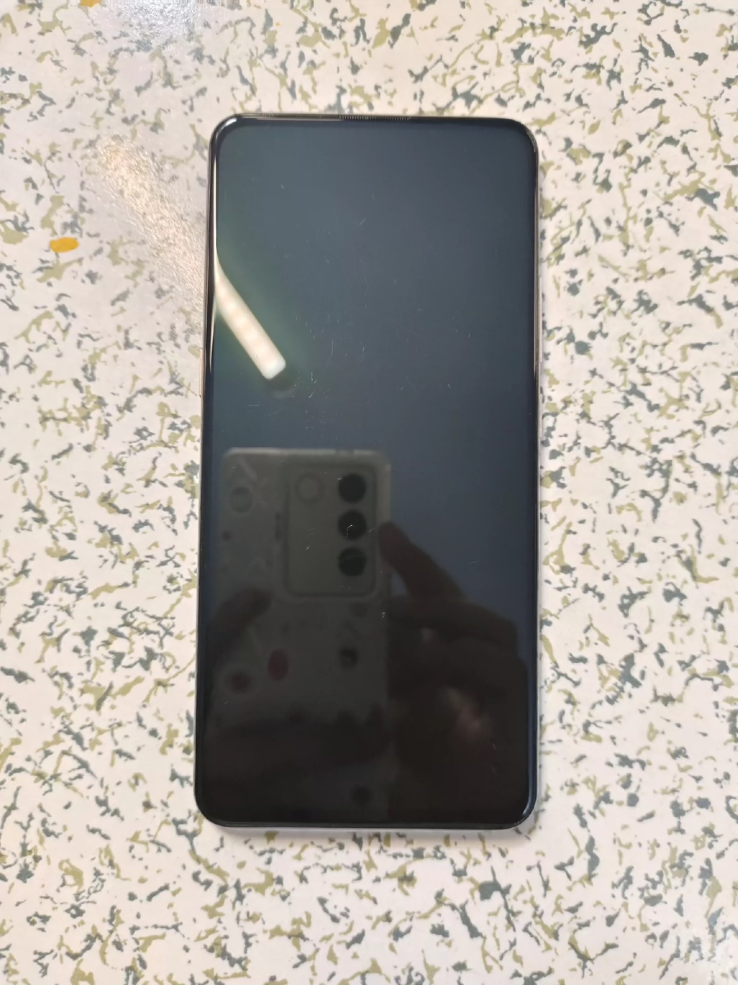 更靓更绝的vivoX27 8+128版本的，超超美的印象夏日配色，很绝的颜值！绝对的原装，无拆无修的机器，原装屏幕可以录入屏幕指纹，摄像头可以正常升起的哦，后盖